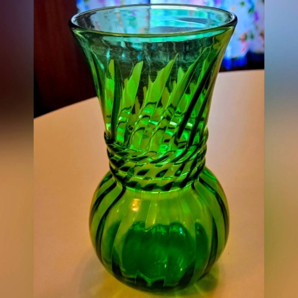 Vintage Indiana Glass ILLUSIONS Pattern GREEN Optic with 3 Rings Design Vase